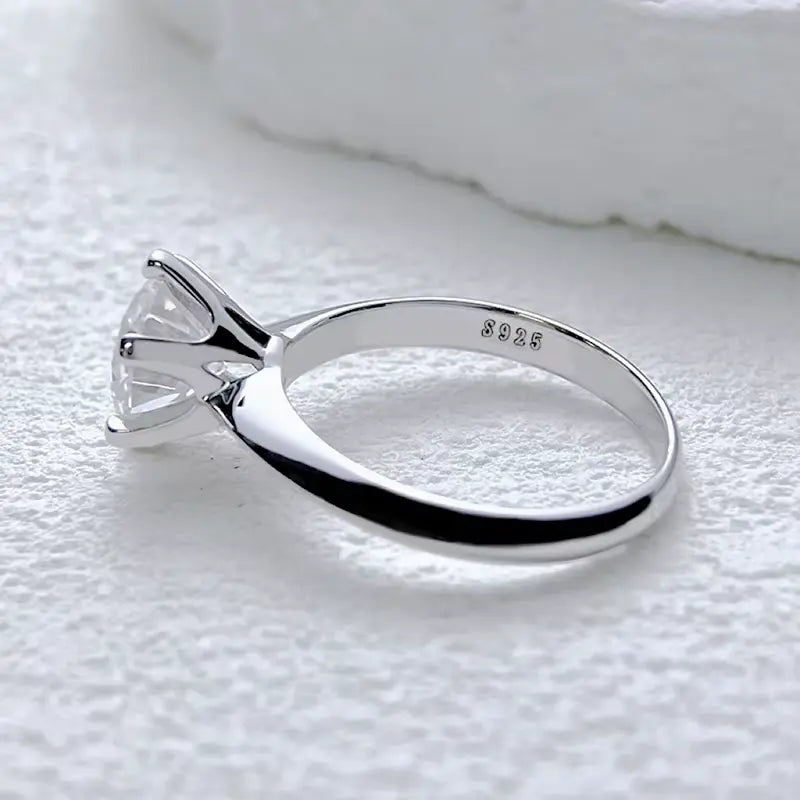 Anel Solitário Elen com Pedra Moissanite