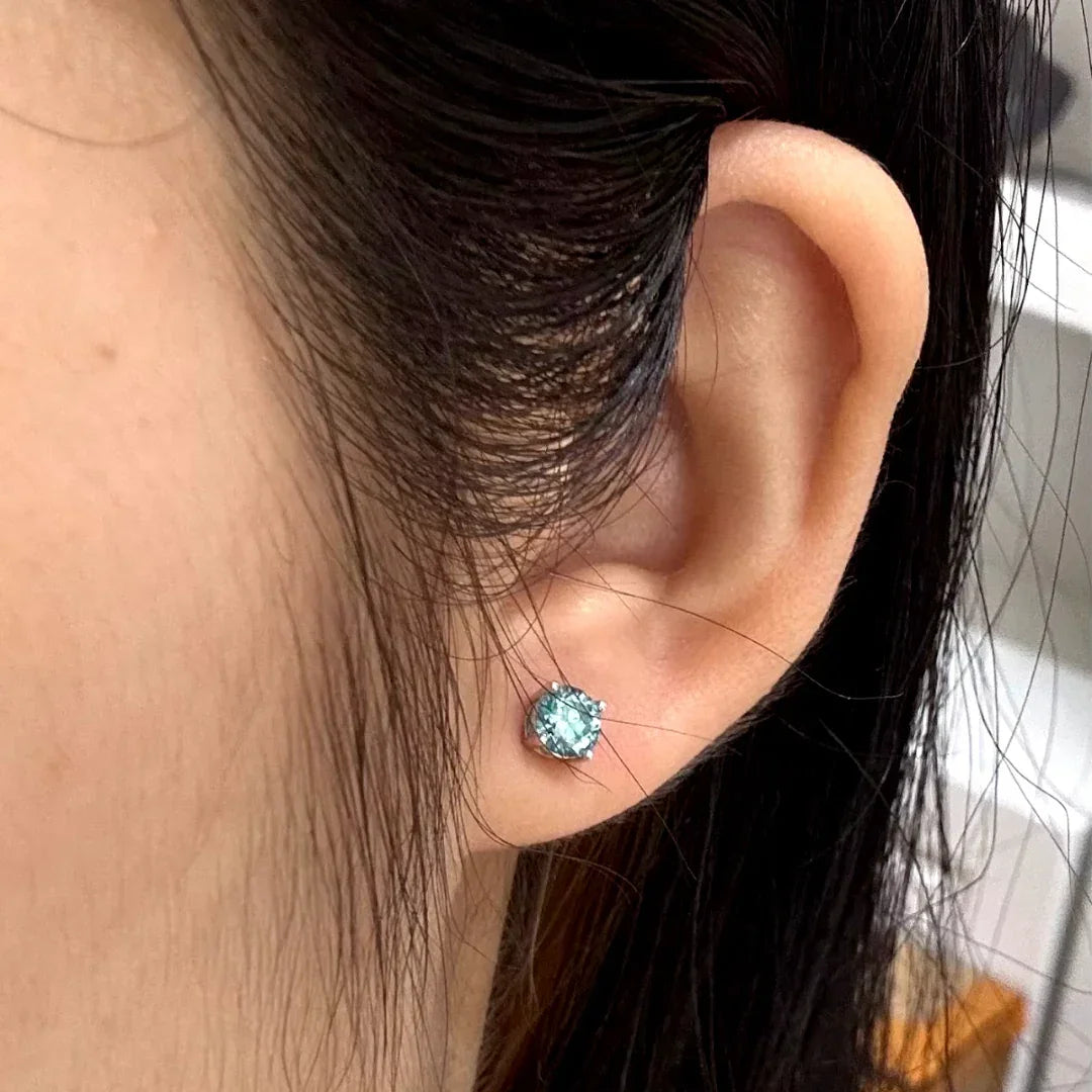 Brinco Ponto de Luz Quatro Garras com Pedra Moissanite