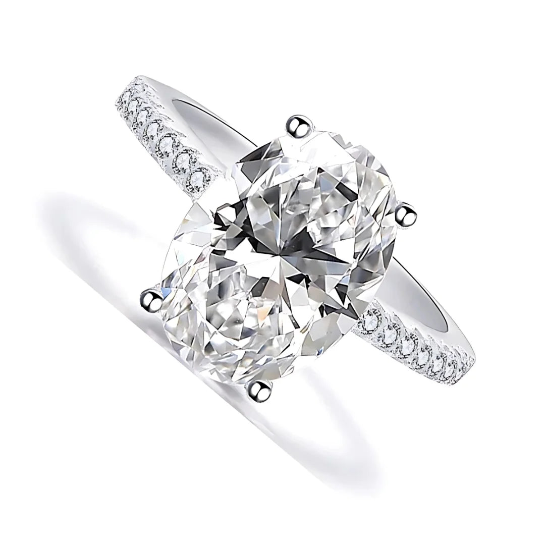 Anel Solitário com Moissanite Oval e aro Cravejado
