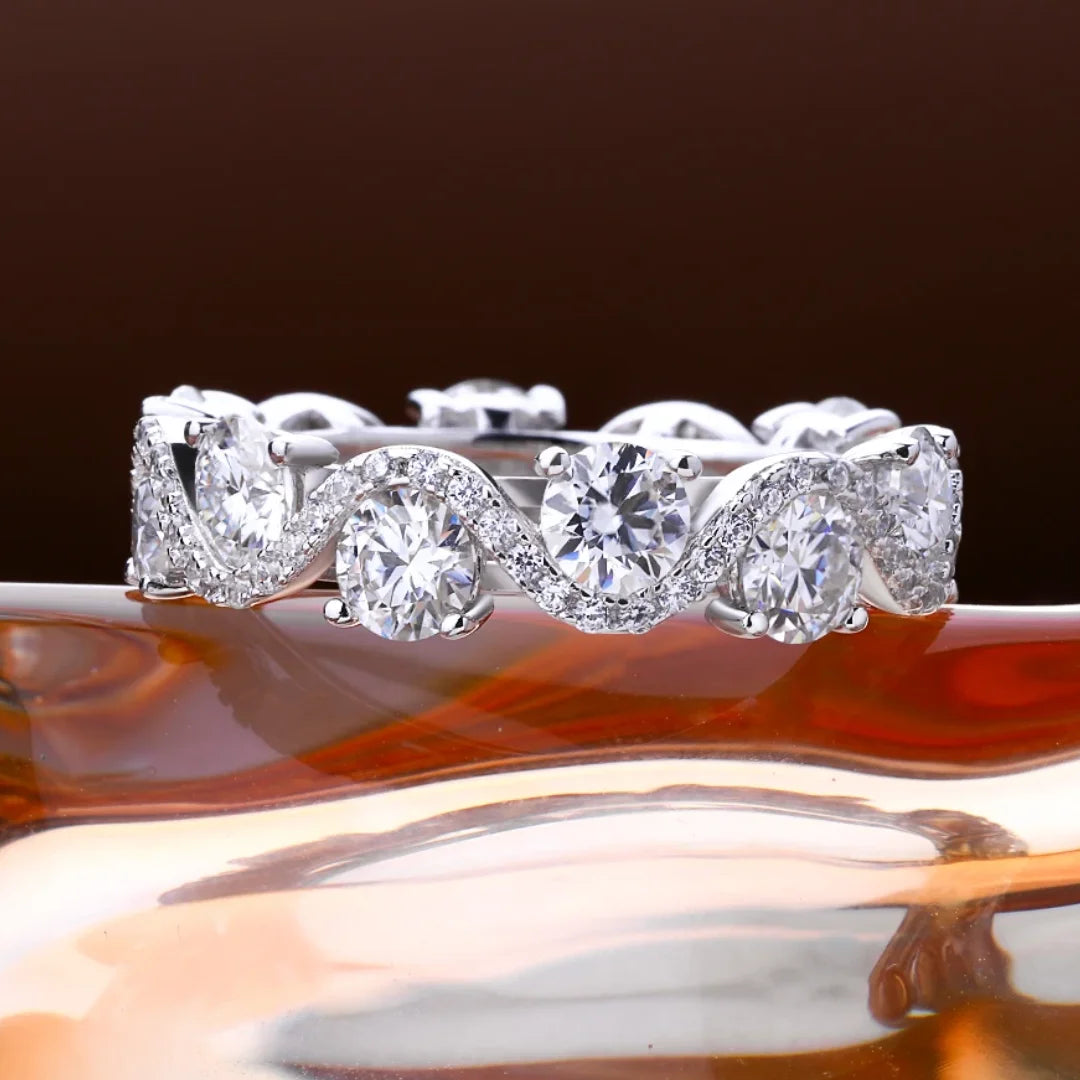 Anel Curved Cravejado com Moissanite e Zircônia