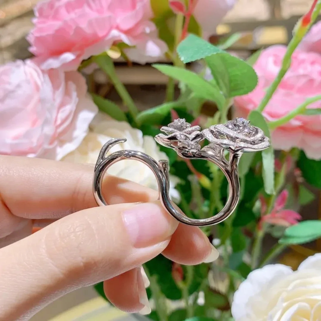 Anel Flor de Camélia Cravejado com Moissanite
