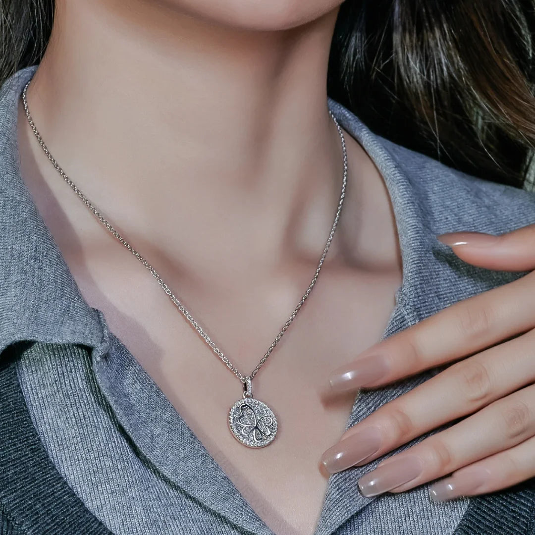 Colar Borboleta Cravejado com Moissanite