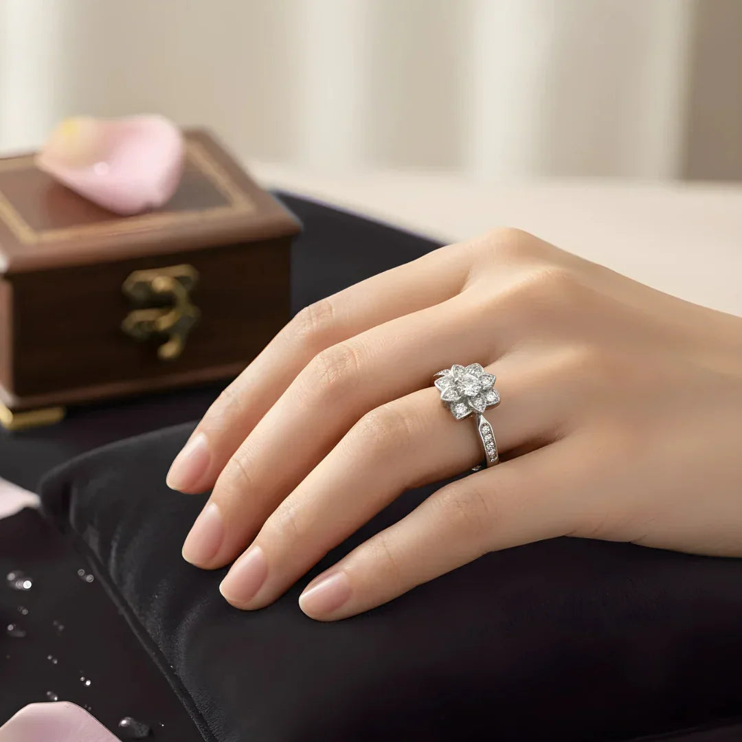 Anel Flor Cravejado com Moissanite