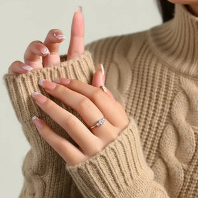 Anel Ellara com Três Pedras Moissanite
