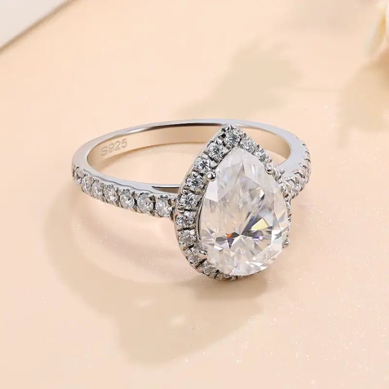 Anel de Noivado Virelle com Moissanite Gota 2CT