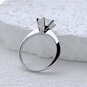 Anel Solitário Elen com Pedra Moissanite