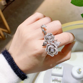 Anel Flor de Camélia Cravejado com Moissanite 