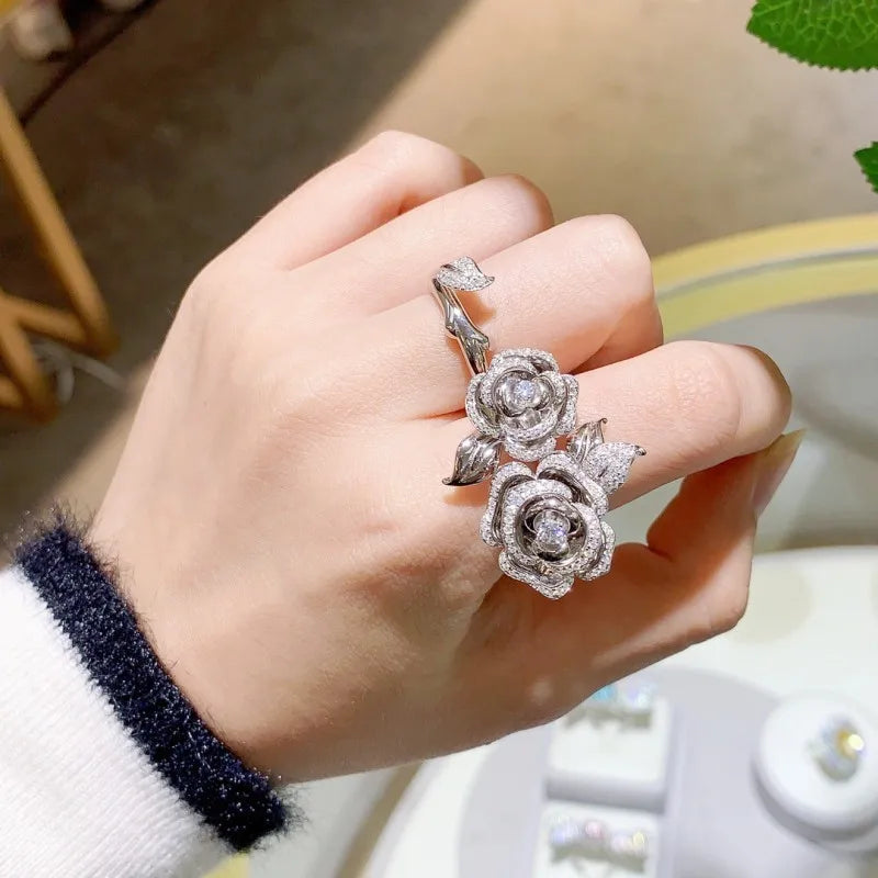 Anel Flor de Camélia Cravejado com Moissanite 